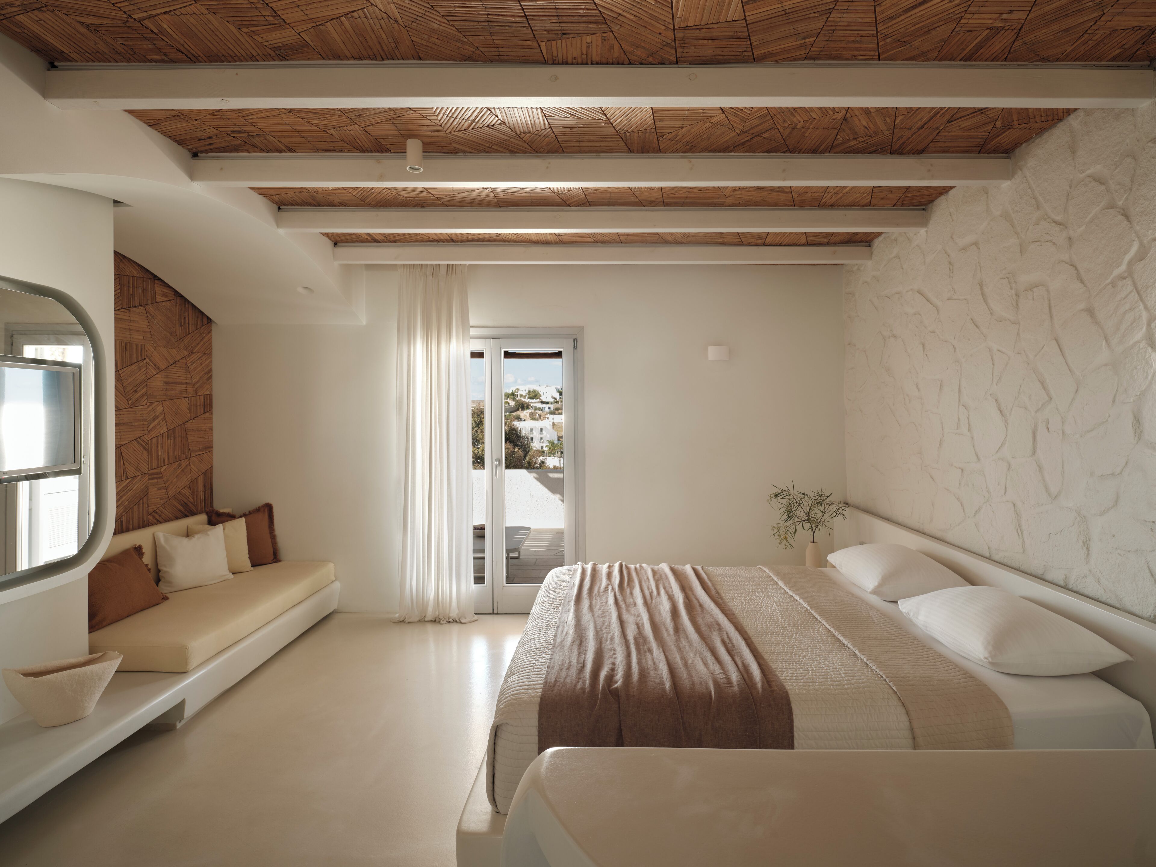 Rom – superior, spabadekar, bassengutsikt | Minibar, safe på rommet, skrivebord og strykejern/-brett