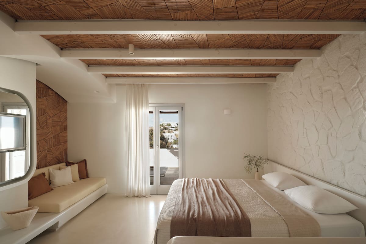 Rom – superior, spabadekar, bassengutsikt | Minibar, safe på rommet, skrivebord og strykejern/-brett