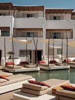 Una piscina al aire libre, sillones reclinables de piscina