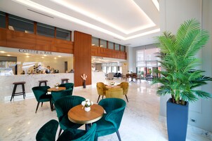 Una cafetería moderna con asientos y una zona de recepción.