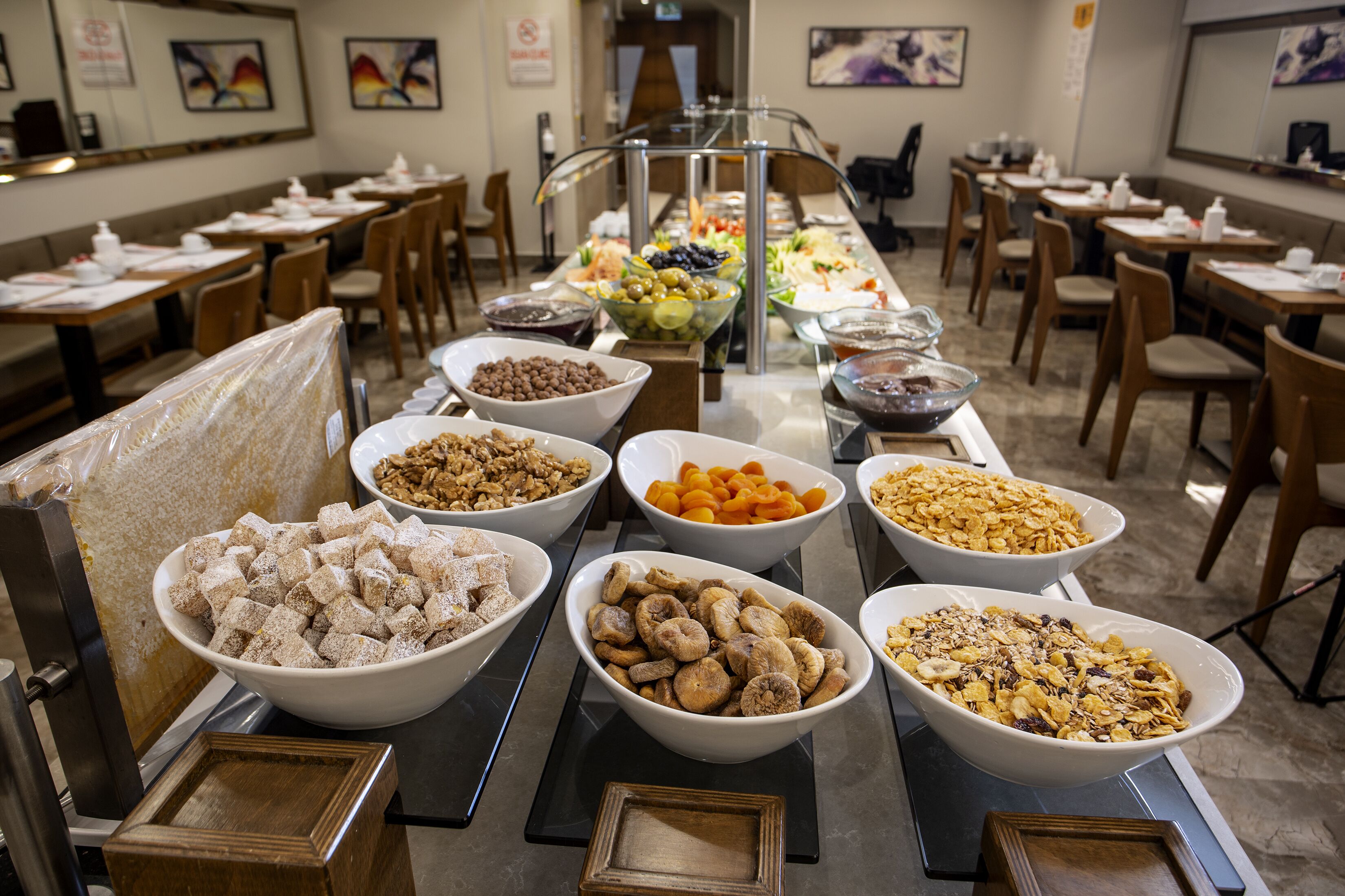 每日供应自助式早餐（每人 EUR 15）