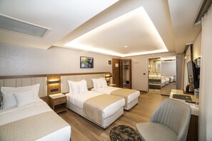 Habitación triple estándar | 1 dormitorio, ropa de cama de alta calidad, minibar y caja fuerte