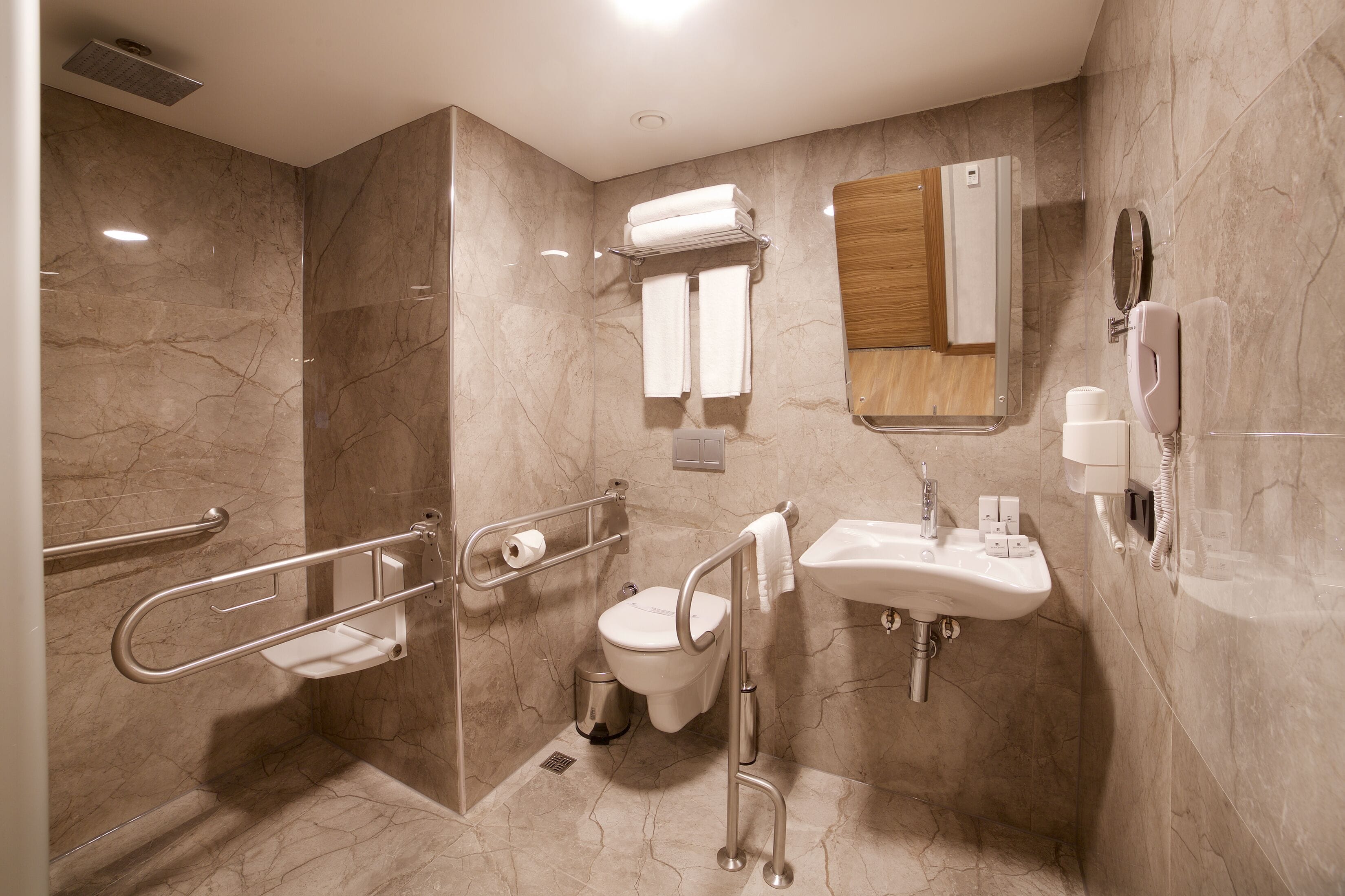 standard double or twin room | bathroom | shower, hydromassage showerhead, free toiletries, hair dryer