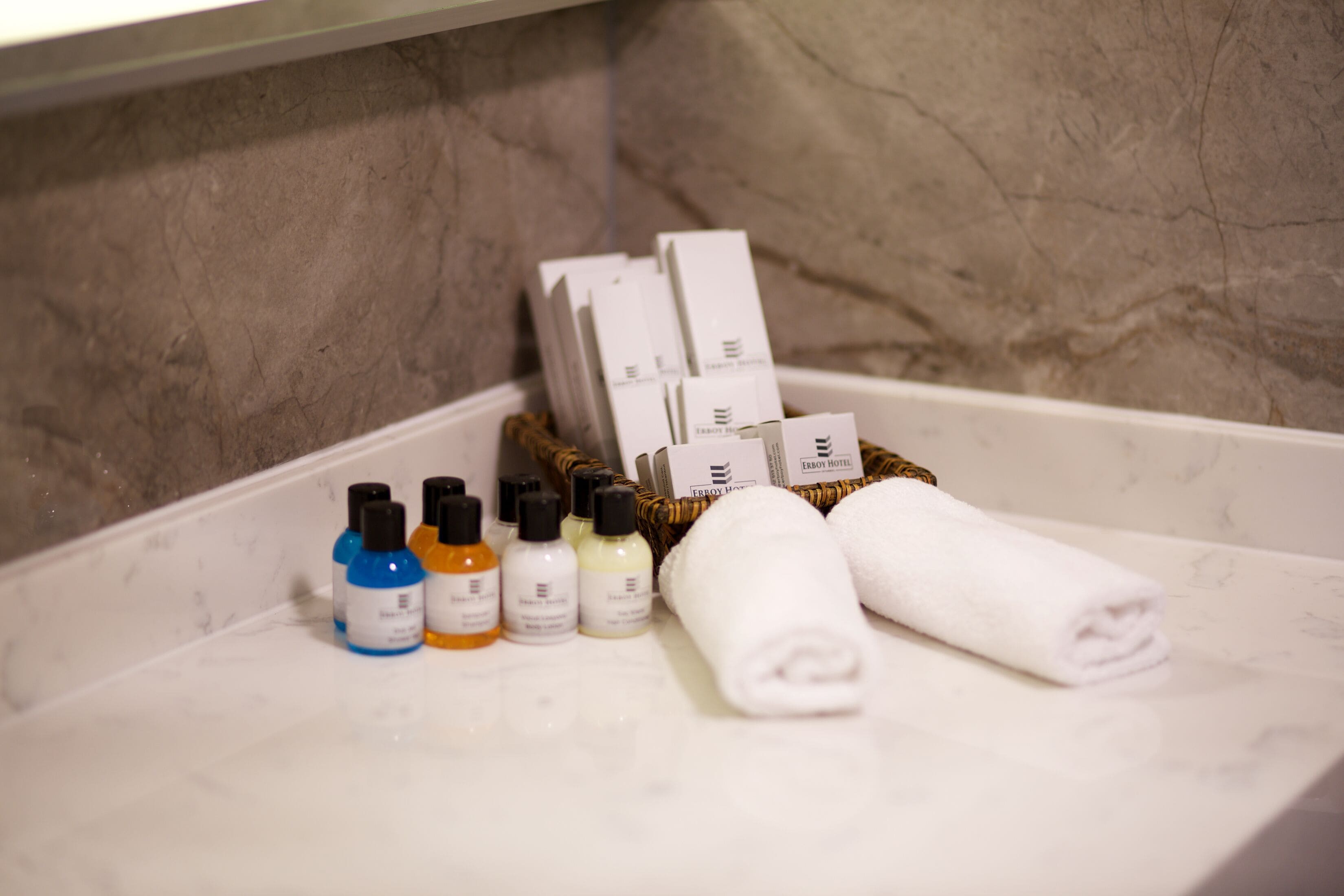 shower, hydromassage showerhead, free toiletries, hair dryer