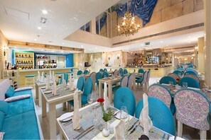 2 restauranter, der serverer morgenmad, frokost og aftensmad