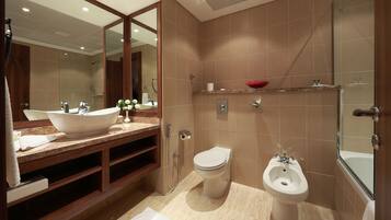 Combined shower/bathtub, free toiletries, bathrobes, slippers