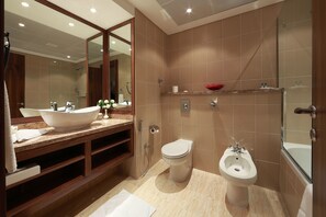 Combined shower/bathtub, free toiletries, bathrobes, slippers - Al Khaleej Palace Deira Hotel (Dubai)