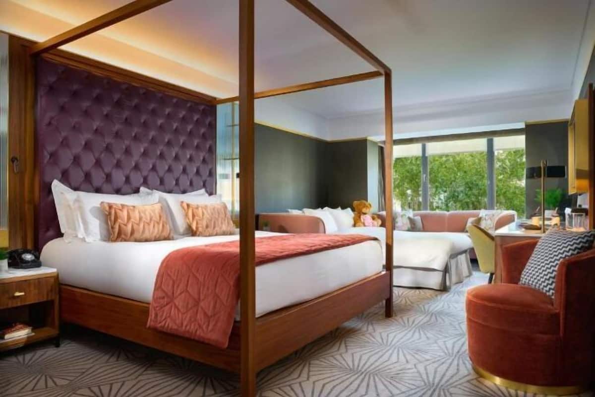 Luxe beddengoed, een minibar, een kluis op de kamer, een bureau