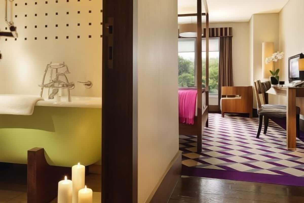 Luxe beddengoed, een minibar, een kluis op de kamer, een bureau