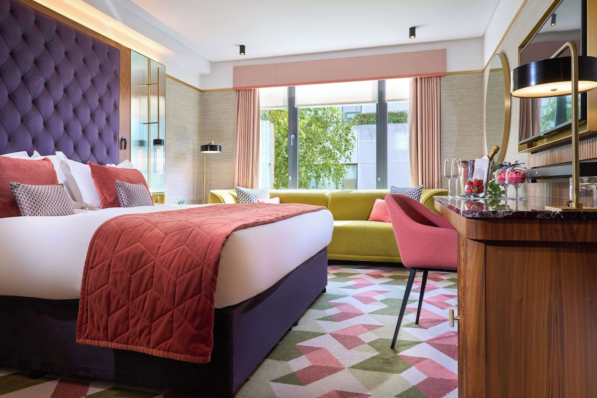 superior room | premium bedding, minibar, in-room safe, desk