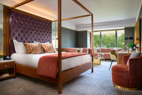 Deluxe kamer (Premium) | Luxe beddengoed, een minibar, een kluis op de kamer, een bureau