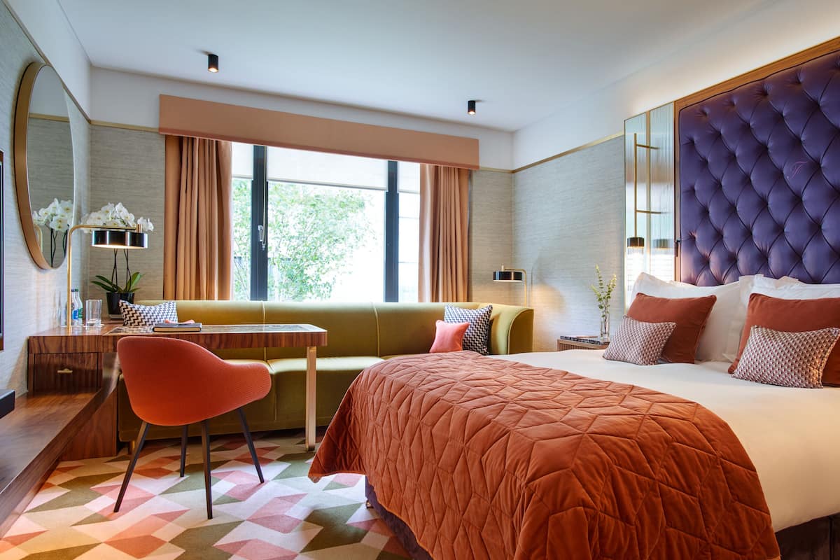 Kaliteli yatak takımı, minibar, odada kasa, masa 
