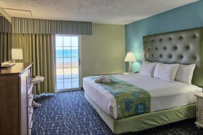 In-room safe, desk, iron/ironing board, cribs/infant beds - Sugar Beach Resort Hotel (Traverse City)