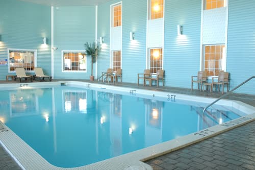 Indoor pool, sun loungers