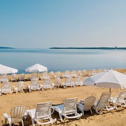 Plage, chaises longues, parasols, serviettes de plage