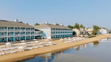 En la playa, camastros, sombrillas y toallas de playa