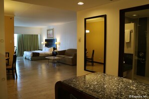 Presidential-Suite, 1 King-Bett, Nichtraucher | Wohnbereich | 32-Zoll-LED-Fernseher mit Kabelempfang, Fernseher