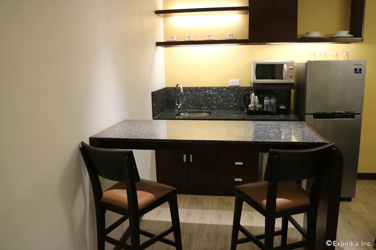 suite, 1 king bed, non smoking | private kitchenette | fridge, coffee/tea maker