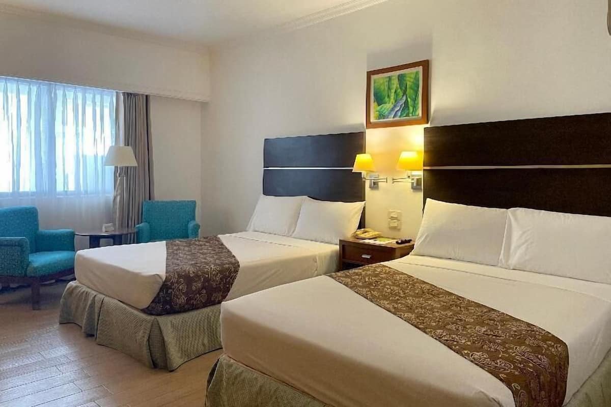 Hypo-allergenic bedding, in-room safe, desk, free WiFi