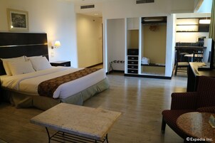 Suite, 1 King Bed, Non Smoking | Hypo-allergenic bedding, in-room safe, desk, free WiFi