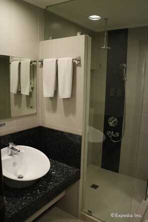 Presidentiële suite, 1 kingsize bed, niet-roken | Badkamer | Een douche, gratis toiletartikelen, een haardroger, pantoffels