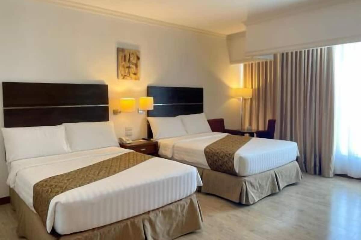 Hypo-allergenic bedding, in-room safe, desk, free WiFi