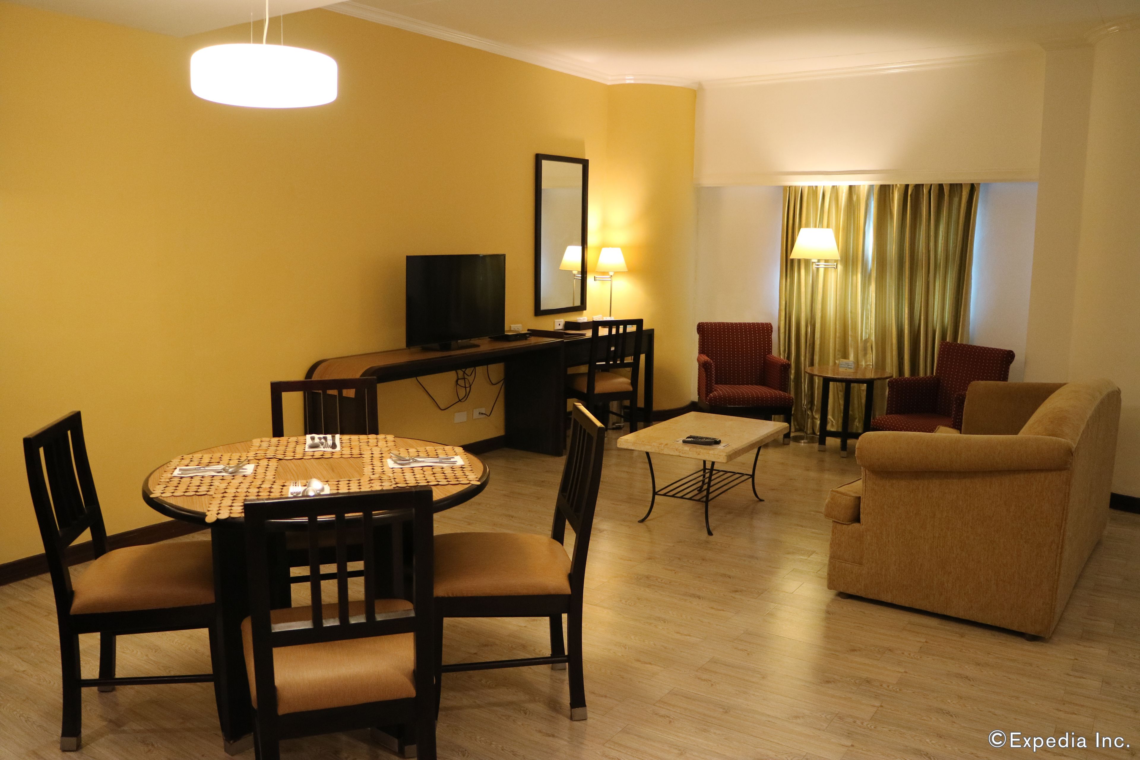 スイート キングベッド 1 台 禁煙 | リビング エリア | 32 インチのLED テレビ (ケーブル放送視聴可)、テレビ