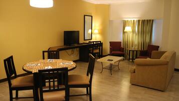 Suite, 1 King-Bett, Nichtraucher | Wohnbereich | 32-Zoll-LED-Fernseher mit Kabelempfang, Fernseher