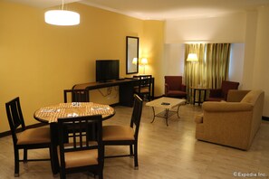 Suite, 1 King Bed, Non Smoking | Living area