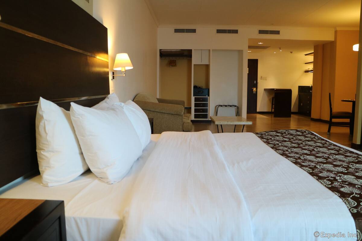 presidential suite, 1 king bed, non smoking | hypo-allergenic bedding, in-room safe, desk, free wifi