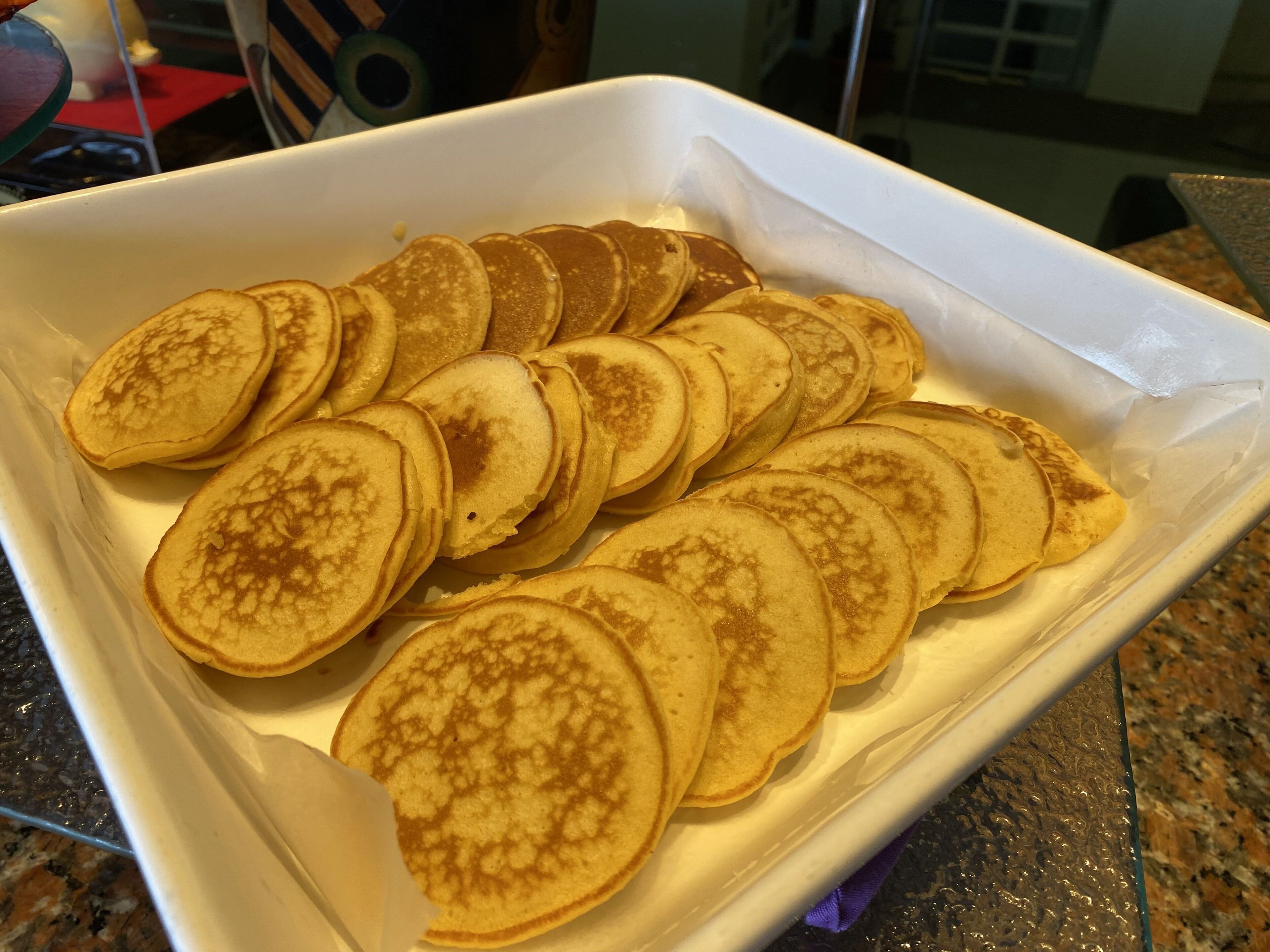 Uma bandeja de panquecas.