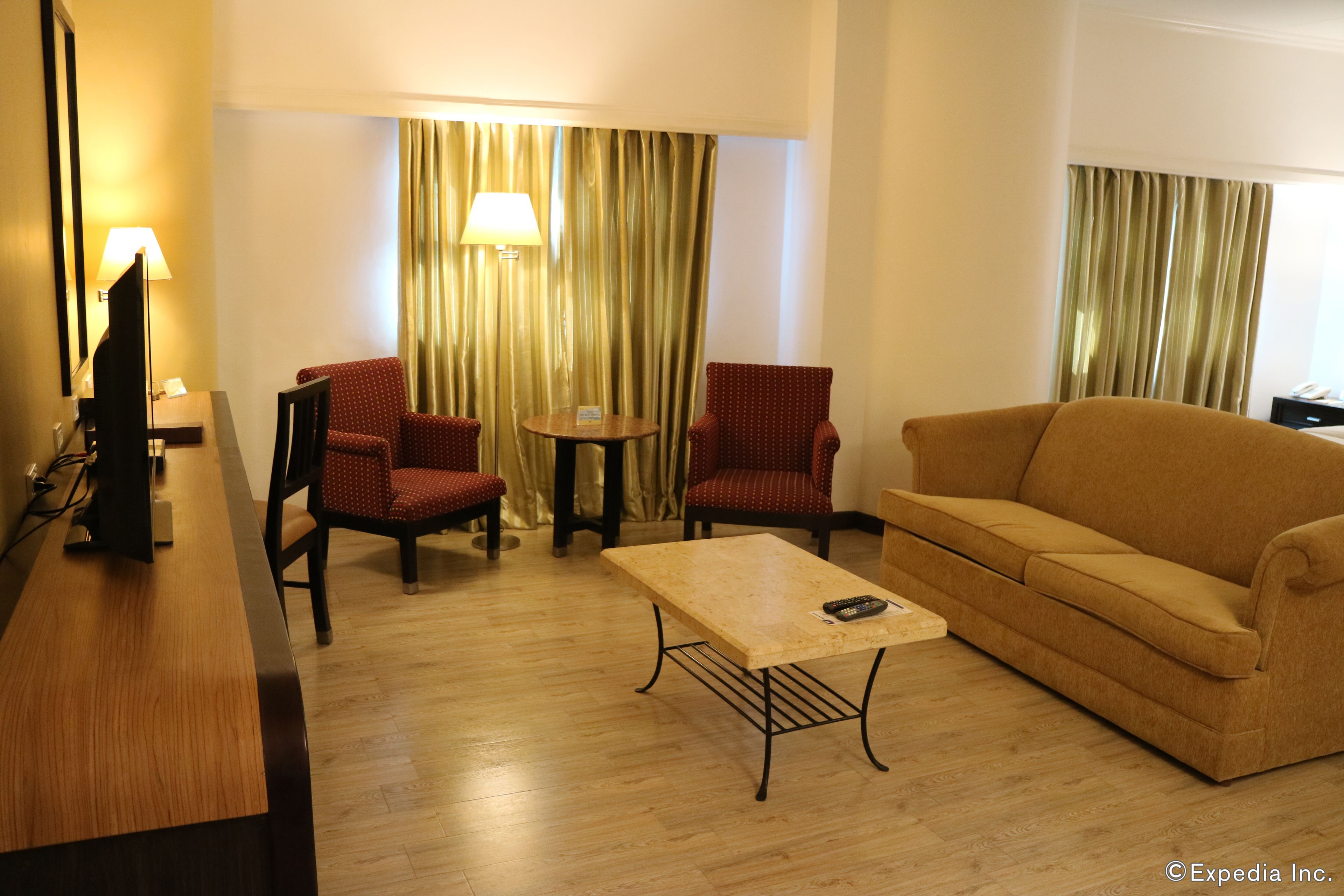 スイート キングベッド 1 台 禁煙 | リビングルーム | 32 インチのLED テレビ (ケーブル放送視聴可)、テレビ