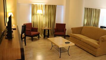 Suite, 1 King-Bett, Nichtraucher | Wohnzimmer | 32-Zoll-LED-Fernseher mit Kabelempfang, Fernseher