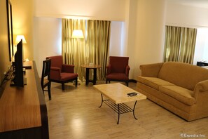 Suite, 1 King Bed, Non Smoking | Living room