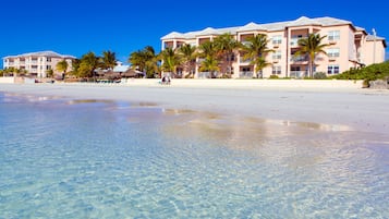 Plage privée, sable blanc, chaises longues