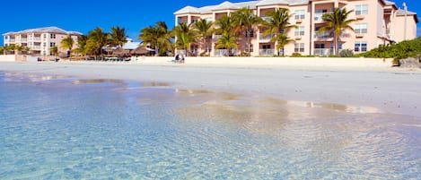 Plage privée, sable blanc, chaises longues