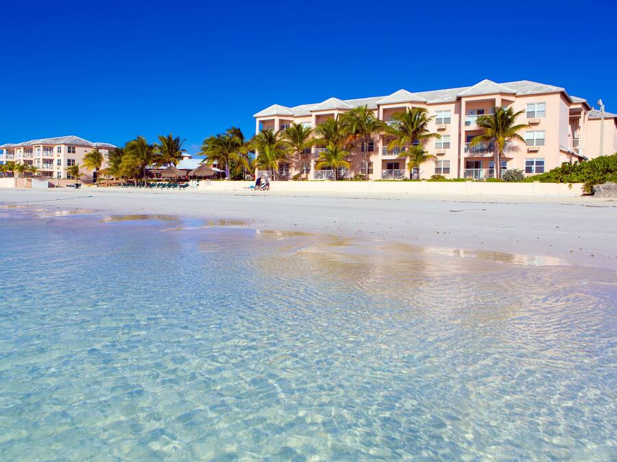 Praia particular, areia branca, espreguiçadeiras