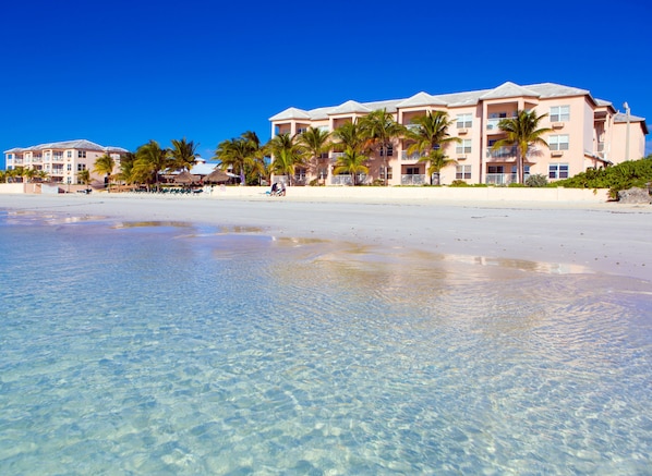 Spiaggia privata, sabbia bianca, lettini da mare