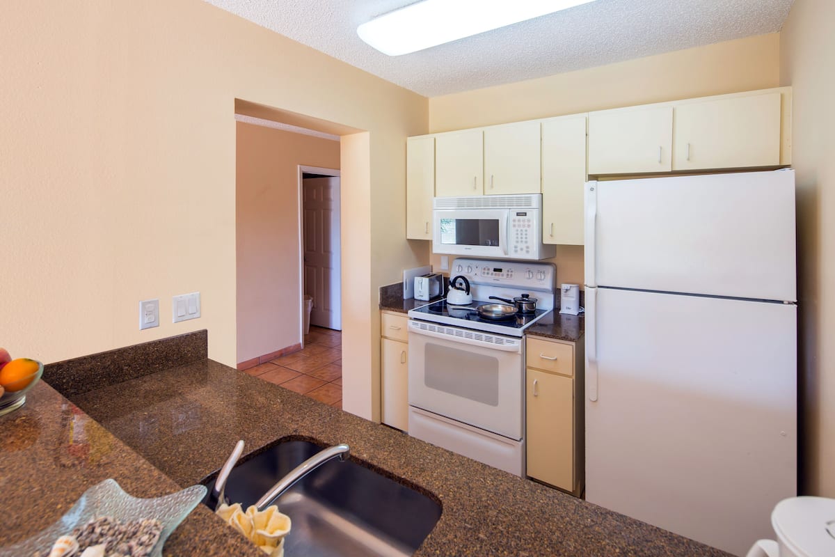 fridge, microwave, stovetop, coffee/tea maker