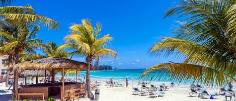 Privatstrand, weißer Sandstrand, Liegestühle