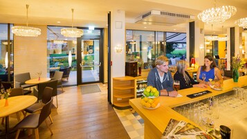 Con vista al jardín, se sirven desayunos y almuerzos