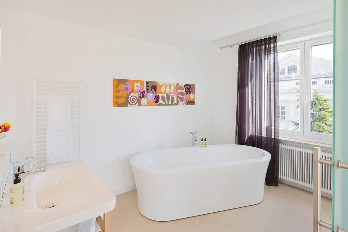 doubleroom suite, balcony | bathroom | free toiletries, hair dryer, bathrobes, slippers