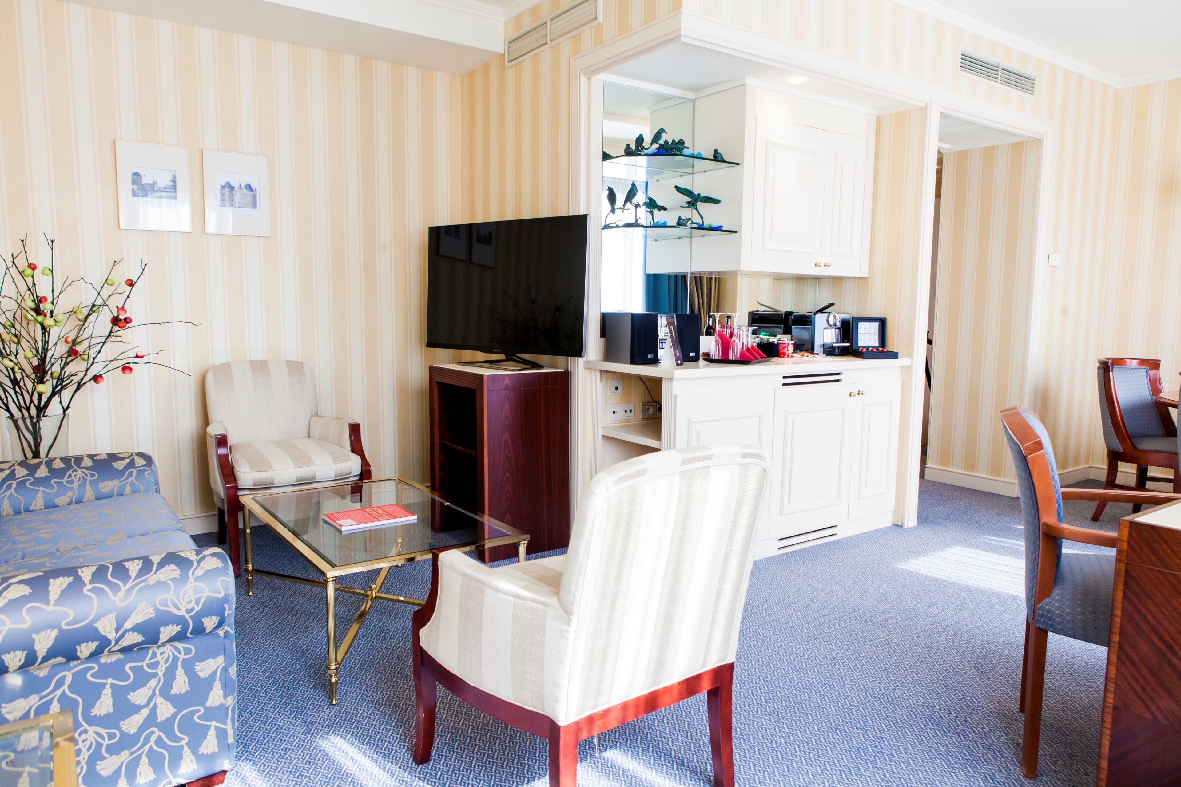 panoramic suite, terrace (ambassador) | living area | lcd tv