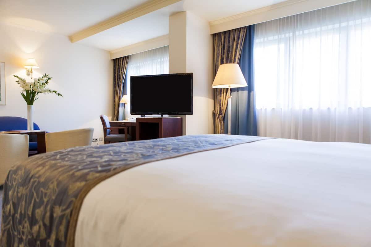 Executive Room | 1 bedroom, hypo-allergenic bedding, in-room safe, desk