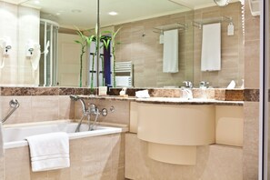 Articles de toilette (gratuits), séchoir à cheveux, peignoirs