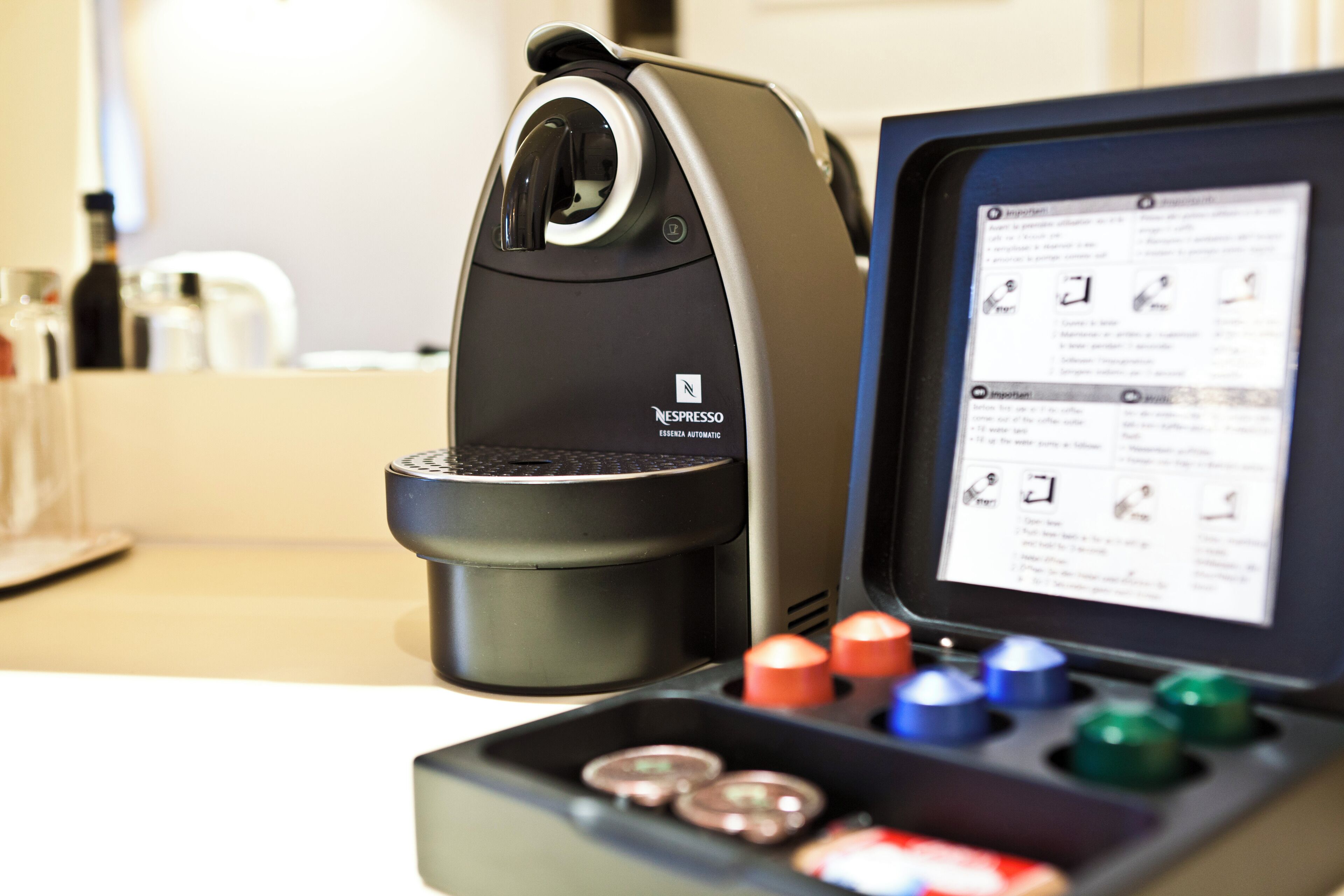 Eine Nespresso-Kaffeemaschine mit digitaler Anzeige und verschiedenen Kaffeekapseln.