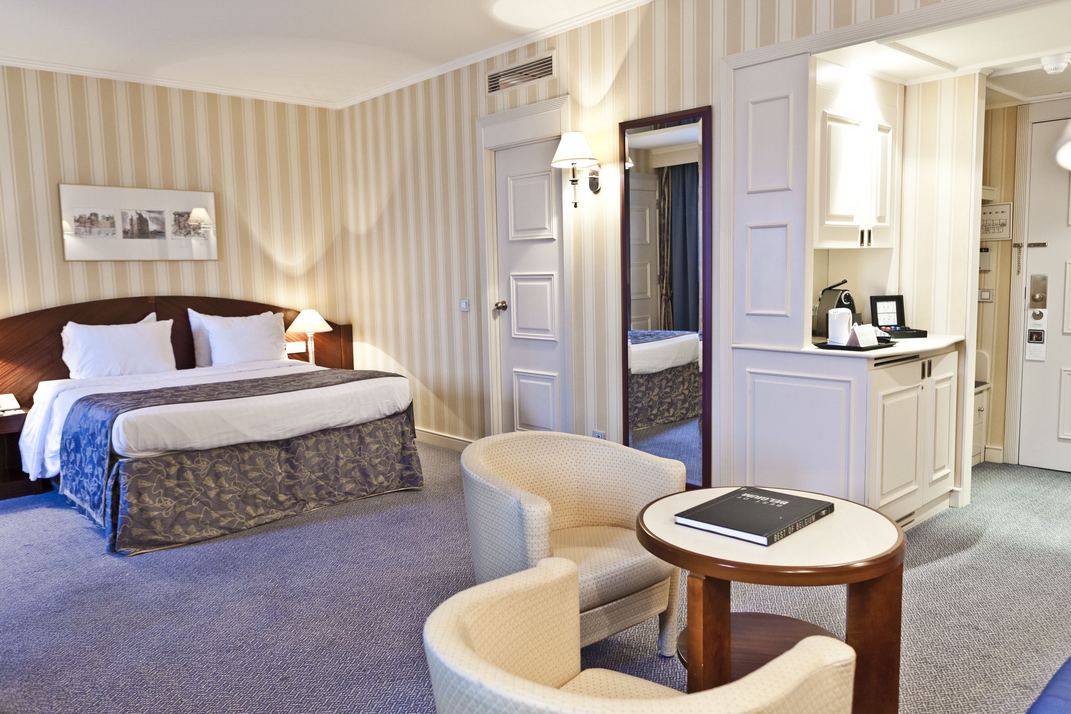 Allergikerbettwaren, Zimmersafe, Schreibtisch, Verdunkelungsvorhänge