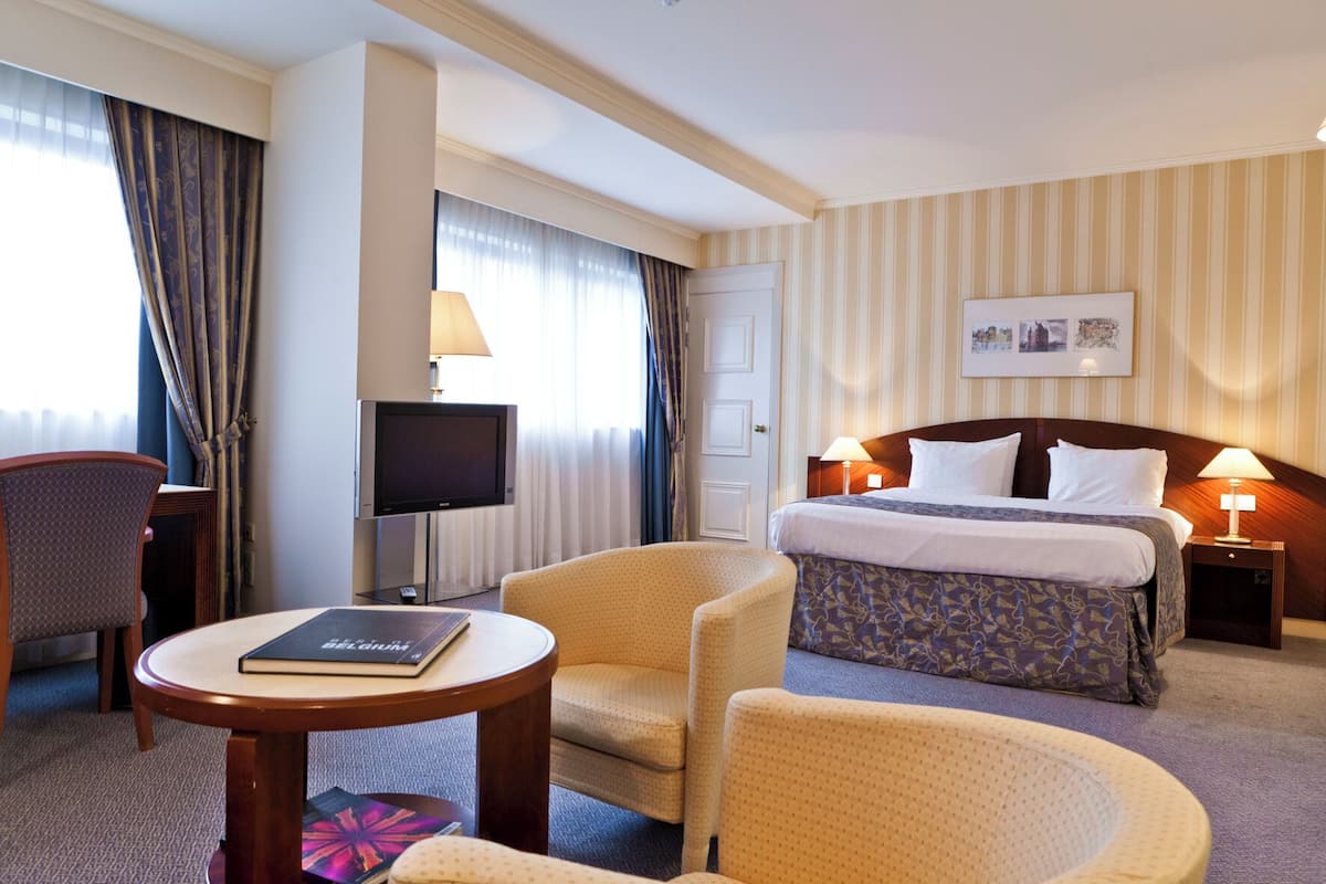 Family Room | Premium bedding, in-room safe, desk, blackout drapes