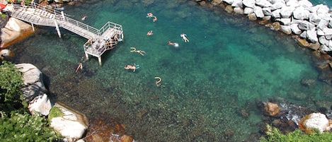 Inomhuspool, 3 utomhuspooler och parasoller