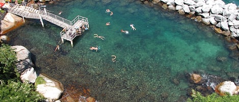 Una piscina techada, sombrillas